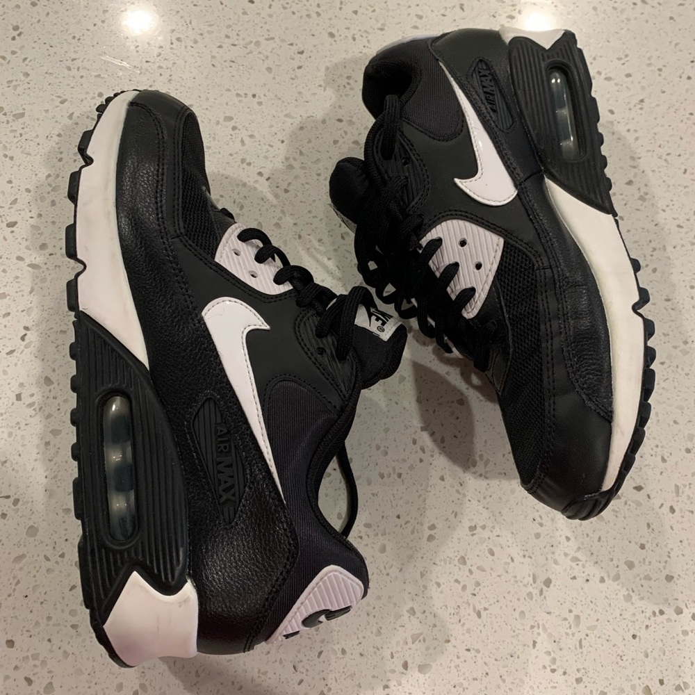 Nike Air Max 90 Essential Women’s 9 black/white